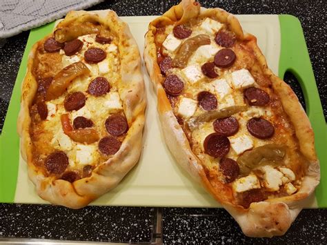 Türkische Pide mit Käse und Sucuk von CookBakery