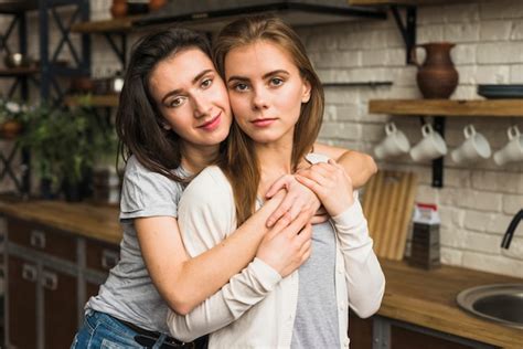 Una Vista Elevada De La Encantadora Pareja De Lesbianas Jóvenes En La Cama Foto Gratis