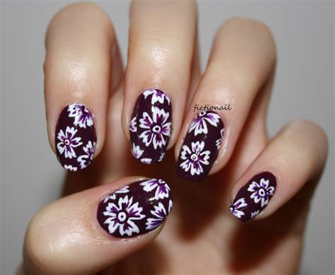 Monochrome Flower Nails