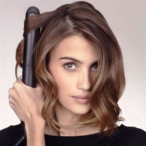 Bisogna sempre dividere la chioma in delle ciocche sottili, ed arricciare le ciocche attorno alle matite. Onde, ricci, boccoli: come fare i capelli mossi con la ...
