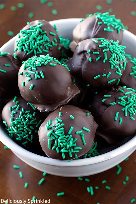 Do you know any oreo lovers? Mint Oreo Truffles | Deliciously Sprinkled
