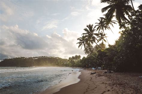 An der südwestküste bei beruwela reihen sich hotelanlagen und bungalowsiedlungen dicht aneinander. REISJUNK / Dit zijn de 5 mooiste stranden van Sri Lanka