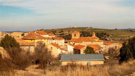 El Peque O Pueblo De Teruel Con Habitantes Y Un Bosque De Cuento En