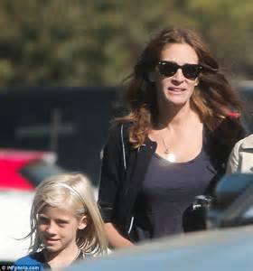 Julia Roberts Gives Her Daughter A Pep Talk As They Head