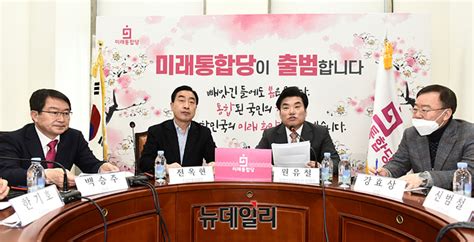 그러나 우상 숭배에 빠졌던 여호람 왕에게는 여호와를 신뢰하는 단순한 믿음이. 포토 북핵외교안보특위 회의, 발언하는 원유철 위원장 | Save ...