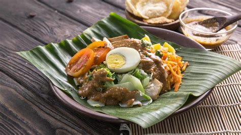 It is actually vegetable salad dressed in specially prepared peanut sauce. Resep Gado-Gado Khas Padang - Masak Apa Hari Ini?