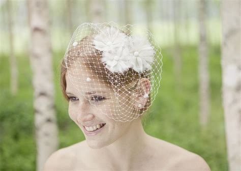 Ein schmales satinband mit kleiner schleife. Aktuelle Brautkleid Kollektion 2021 - Jetzt entdecken ...