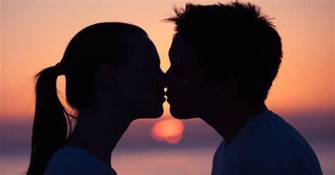 7 choses qu un premier baiser peut vous dire sur la personne vonjour