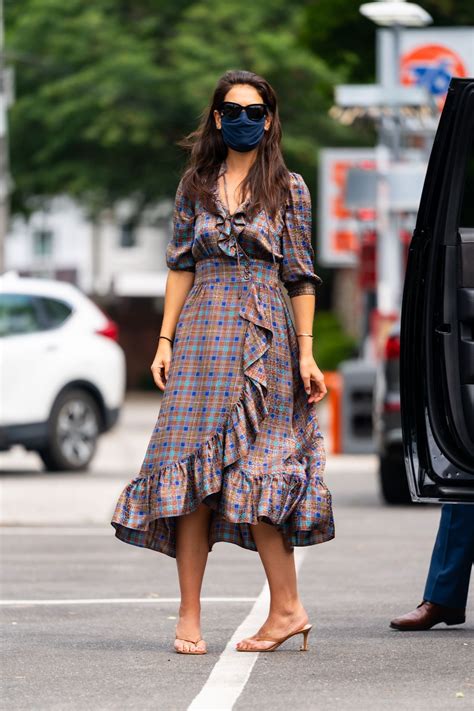 Siempre ha vestido como ella ha. KATIE HOLMES Out in New York 08/23/2020 - HawtCelebs