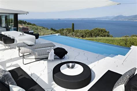 Modern Italian Lakeside Villa Offers Spectacular Views And Stylish