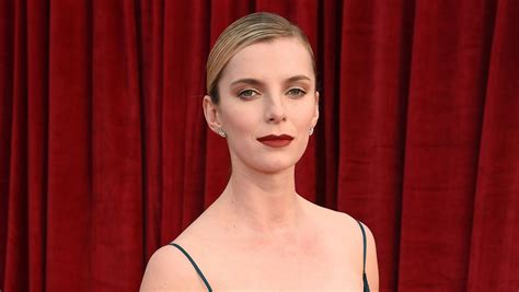 Rep Sheet Roundup Glow Star Betty Gilpin Signs With Anonymous