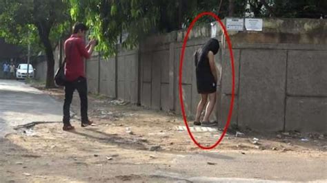 Watch Video A Woman Caught Peeing On Streets Indiatv News Hollywood News India Tv