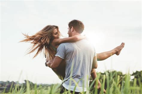 Man Carrying A Woman In His Arms Img Pansy