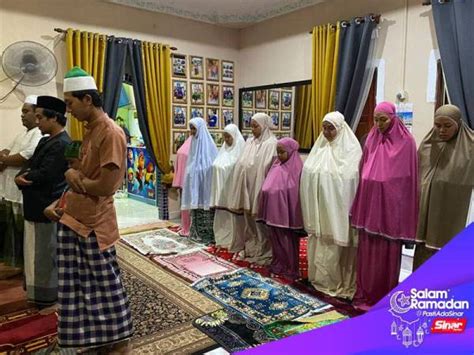 676 h) ketika menjelaskan hadits. 20 ahli keluarga solat tarawih berjemaah di rumah