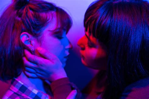 Lesbian Couple Kissing Each Other Lgbt Women Stok Fotoğraflar And 20 24 Yaş‘nin Daha Fazla