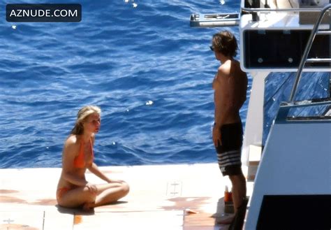 Gwyneth Paltrow Sexy On Holiday In Capri Aznude