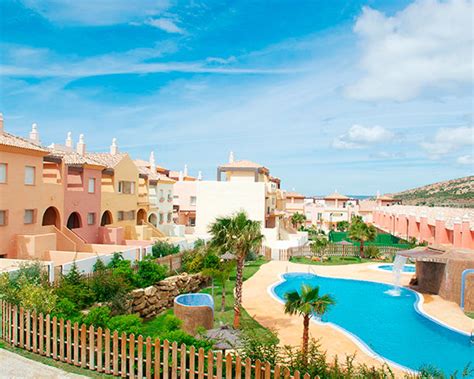 El complejo de apartamentos turísticos gran sol está situado a unos 100 metros de la mejor y más paradisíaca zona de la playa de zahara de los atunes, sin ninguna edificación entre ambos. Villas y Apartamentos Zahara Sol | Zahara de los Atunes | web Oficial