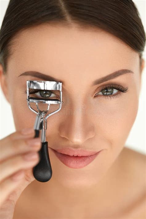 Beautiful Woman Using Eyelash Curler On Curly Long Eyelashes Stock Image Image Of Extension