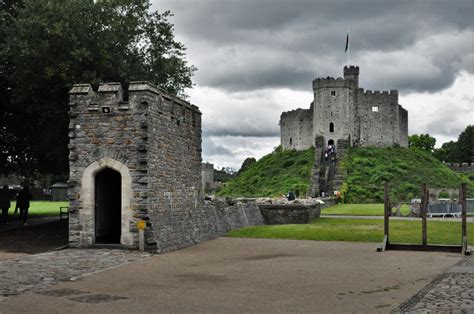 Walijskim cymru) jest celtycką krainą historyczną, najmniejszą z czterech części części składowych zjednoczonego królestwa (nazywanego potocznie wielką brytanią). Zdjęcia: Cardiff, Południowa Walia, Cardiff, zamek, WALIA