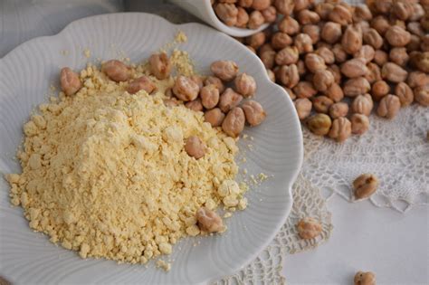 Per conservarne le proprietà organolettiche si i marinai, invece, per non sprecare le provviste, impastarono gli ingredienti e li fecero asciugare al sole, ottenendo un pane dal sapore. FARINA DI CECI - Molino Rossi Angelo
