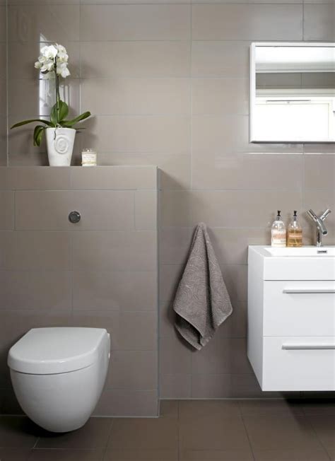 Få inspirasjon og gode tips til innredningen av små bad her i inspirasjonsrommet. Et moderne baderom med flotte kontraster i grått og hvitt ...