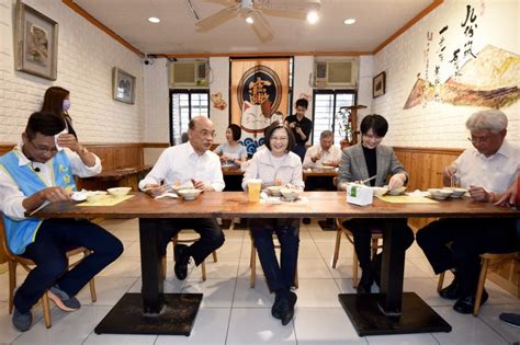 May 29, 2021 · 總統蔡英文27日深夜在臉書發文，表示自己常與指揮官陳時中見面討論疫情，更藉此長文表達感謝，不過照片中可以看到陳時中放鬆到脫鞋，引起. 醫材爭議陳時中跌落神壇？蔡總統：對他評價很高 - 政治 - 自由時報電子報