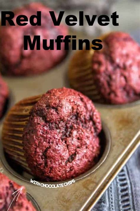 Red velvet adalah salah satu jenis kue basah yang begitu terkenal akan rasa manis yang pas dan juga kelembutan. Red Velvet Chocolate Chip Muffins | lemonsforlulu.com