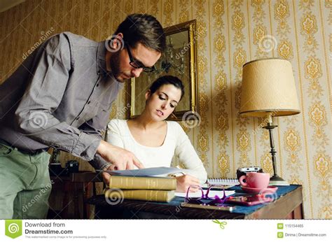Der vater und der sohn sterben beide gemeinsam bei einem autounfall. Mann Und Frau Hispter, Die Zu Hause Arbeiten Stockbild ...