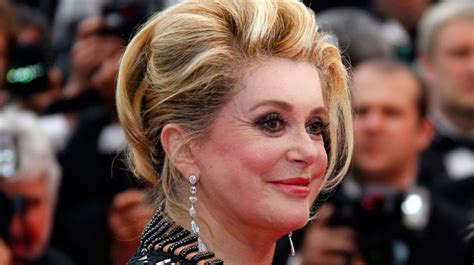 Catherine Deneuve Victime Dun Avc En Novembre Un Proche Donne Des Nouvelles De Son état De