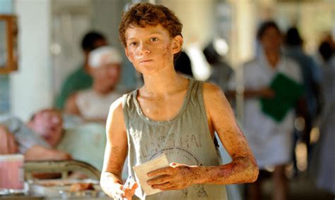 It is based on the experience of maría belón and her family in the 2004 indian ocean tsunami. Tom Holland