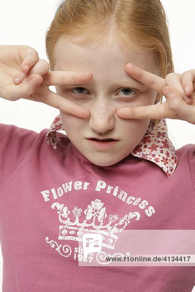 8 Jähriges Mädchen Mit Fingern Vor Dem Gesicht