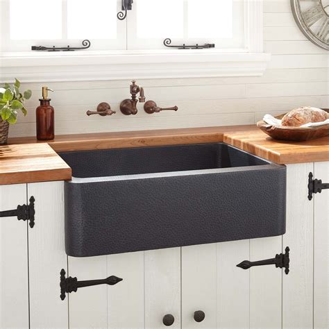 The adams farmhouse kitchen sink makes a dramatic statement in your kitchen. 30" Fiona Hammered Copper Farmhouse Sink - Antique Black ...
