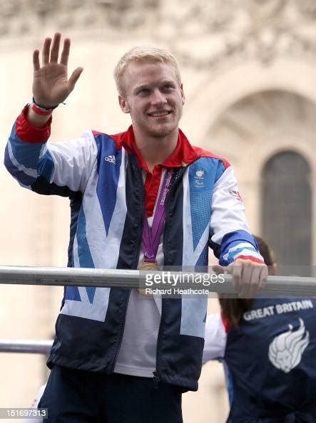 100m Paralympic Gold Medalist Jonnie Peacock Waves To The Crowd News