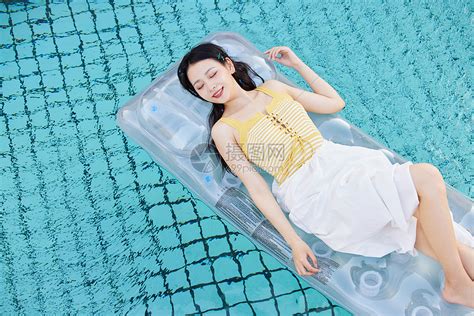 躺在泳池上的惬意休闲美女高清图片下载 正版图片504648681 摄图网