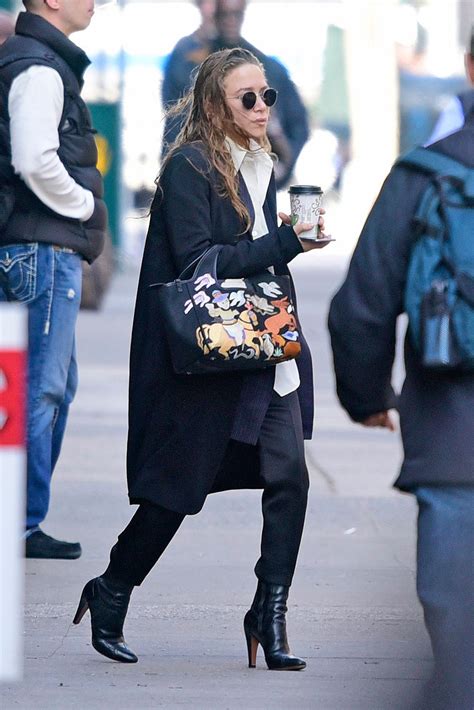 Mary Kate Olsen Prefers Her Art On An It Bag Olsen Twins Style
