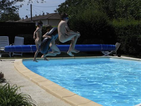 Chez Besse Boys Skinny Dipping In The Pool Vergt Sebloggy2011