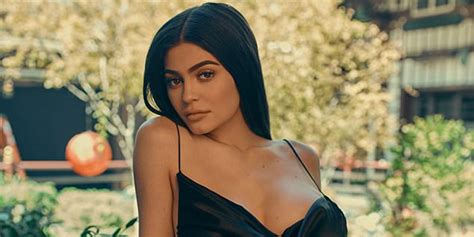 Kylie Jenners Forever Unique Photoshoot Is Confusing Everyone
