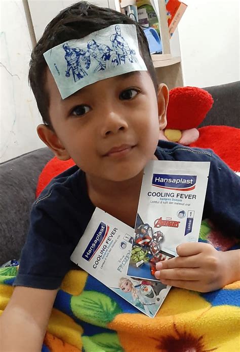 Cara penggunaan > buka pelapis plastik transparan dan gunakan pada kulit yang bersih dan kering. Demam Gak Pakai Drama Dengan Hansaplast Cooling Fever ...