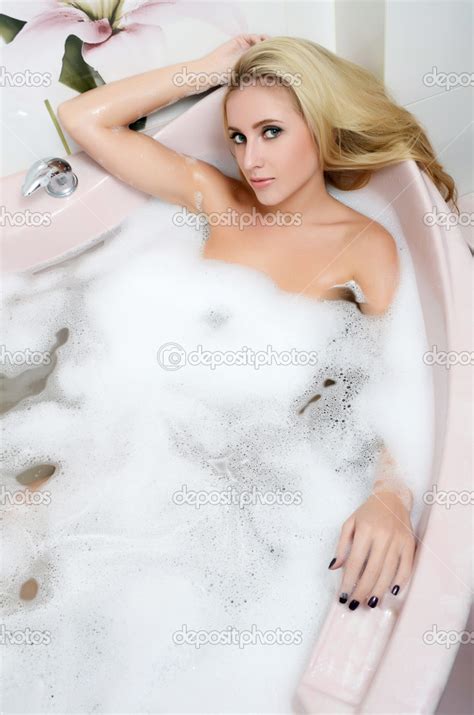 Femme Blonde Dans Un Bain De Mousse Photographie Voronin