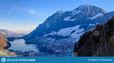 Vista De Lungern E De Lungernsee Suíçaeuropa Imagem De Stock Imagem