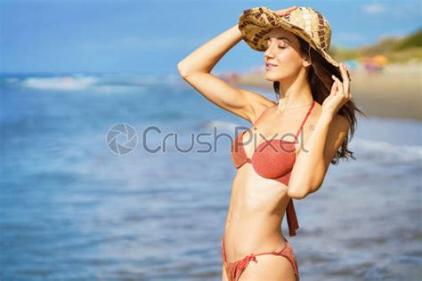 Achteraanzicht Van Topless Vrouw In Badmode Genieten Van Het Strand