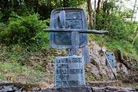 Sant'anna di stazzema venne definita, nella seconda parte del 1944, una zona bianca , ovvero questa non doveva essere considerata come i pochi sopravvissuti narrarono che il clima di tensione contraddistinse il periodo successivo alla loro cattura, con tanto di. The sad story of Sant'Anna di Stazzema massacre - My ...