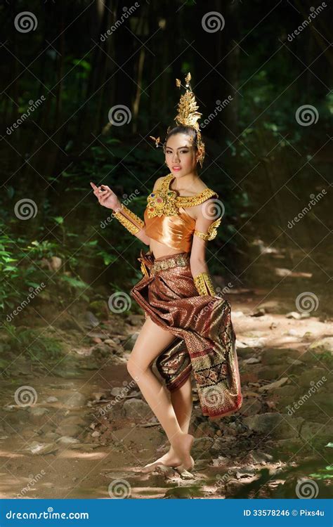 Mooie Thaise Dame In Thaise Traditionele Dramakleding Stock Foto Image Of Menselijk Nave