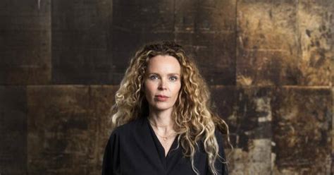In 2016 verscheen haar debuutroman schuim der aarde, waarmee ze de hebban debuutprijs won. Roxane van Iperen houdt 4 mei-voordracht nadat Abdelkader ...