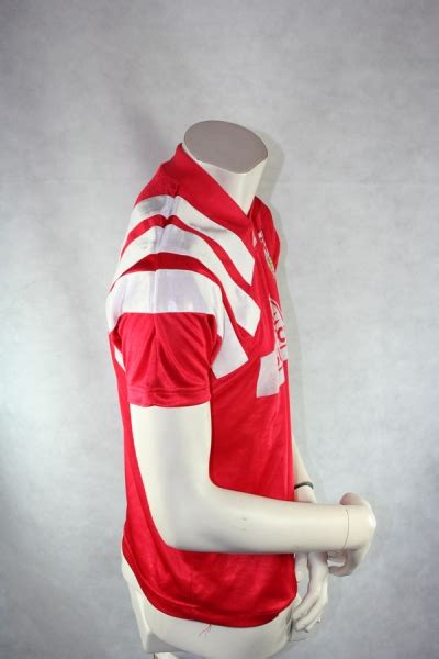 Vfb stuttgart had a terrific opportunity to win a match and escape the bundesliga relegation zone vfb stuttgart may not be as big a name in the german club football scene as giants like bayern. Adidas VFB Stuttgart Jersey 10 1992/96 Südmilch - (S-M) 176 - spieler-trikot.de retro, vintage ...