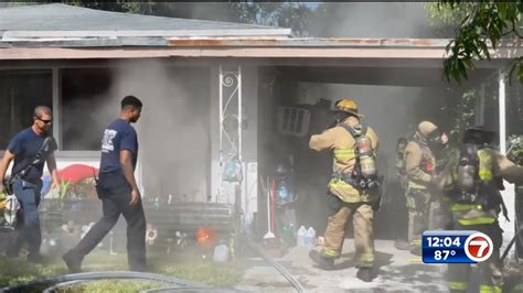 Two Displaced After House Catches Fire In Fort Lauderdale Wsvn 7news