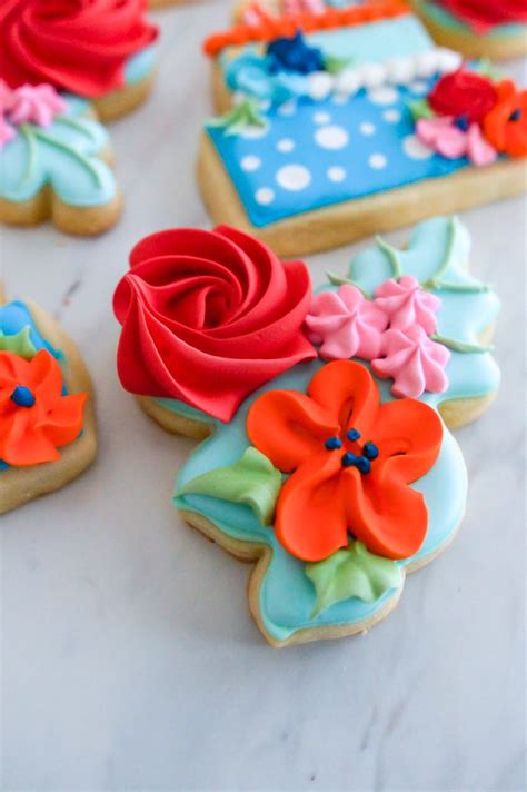 Ree tops her christmas cake cookies with green frosting and. The Pioneer Woman Birthday Flowers Party Cookies | Pioneer woman sugar cookies, Cookie ...