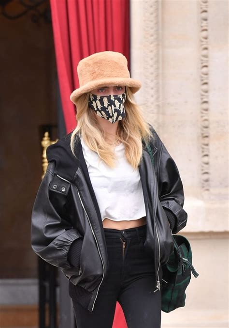 Папарацци застукали эшли бенсон (ashley benson) целующейся с мужчиной. CARA DELEVINGNE Out in Paris for Fashion Week 01/26/2021 ...