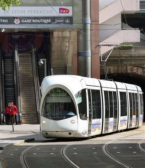 rhône lyon le tram t1 à l arrêt entre les gares de perrache et de part dieu