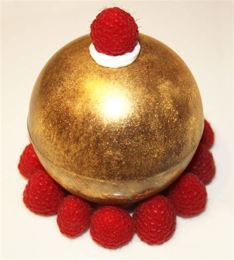 Pipe mousse into the bottom half of each chocolate mold. Imprimer La sphère d'or (ou la boule qui coule, ainsi ...